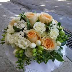 Bouquet con addobbi di rose bianche e arancioni