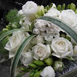 Bouquet con rose bianche