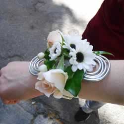 Bracciale realizzato con i fiori