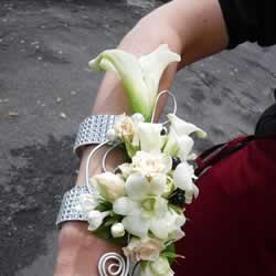 Braccialetto con fiori bianchi