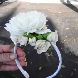 Cerchietto per capelli con rose bianche