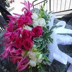 Composizione floreale a bouquet con rose