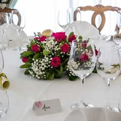 Composizione floreale sulla tavola