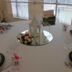 Decorazione di una tavola per un pranzo di matrimonio