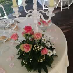 Decorazione tavolo con fiori e candele