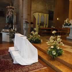 Decorazioni floreali in chiesa