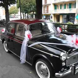 Macchina d'epoca con fiocchi per matrimonio